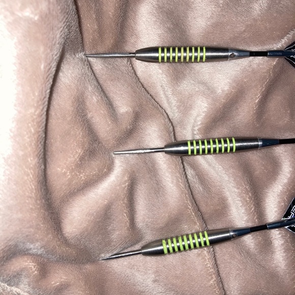 Halex official tournament dartboard with 6 darts - Picture 6 of 8